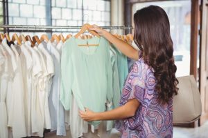 ženska nakupuje oblačila v trgovini