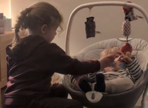 deklica hrani bratca