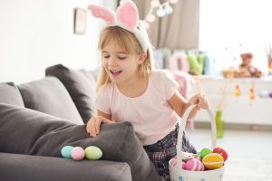 deklica išče velikonočna jajca