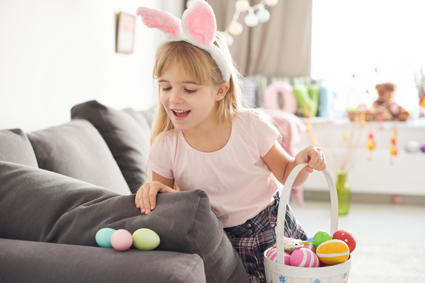 deklica išče velikonočna jajca