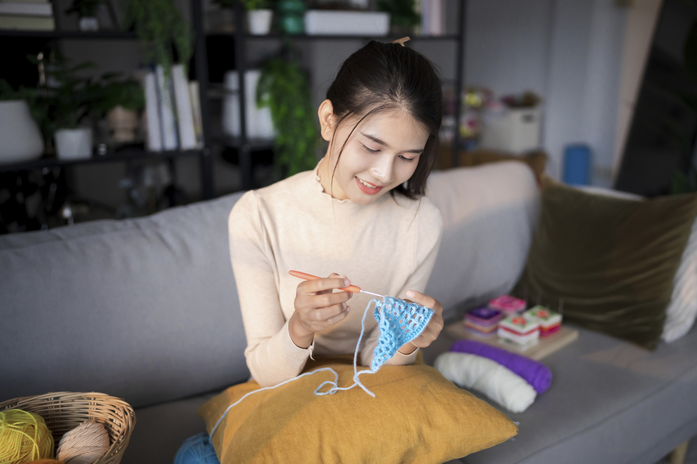 deklica sedi na kavču in kvačka