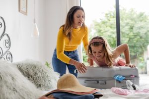 mama in hči pakirata kovčke za družinsko potovanje