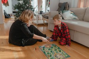 mama in sin igrata družabno igro