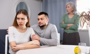 moški tolaži žensko po prepiru s taščo