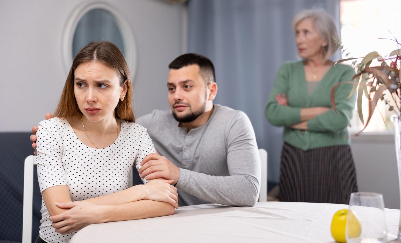 moški tolaži žensko po prepiru s taščo