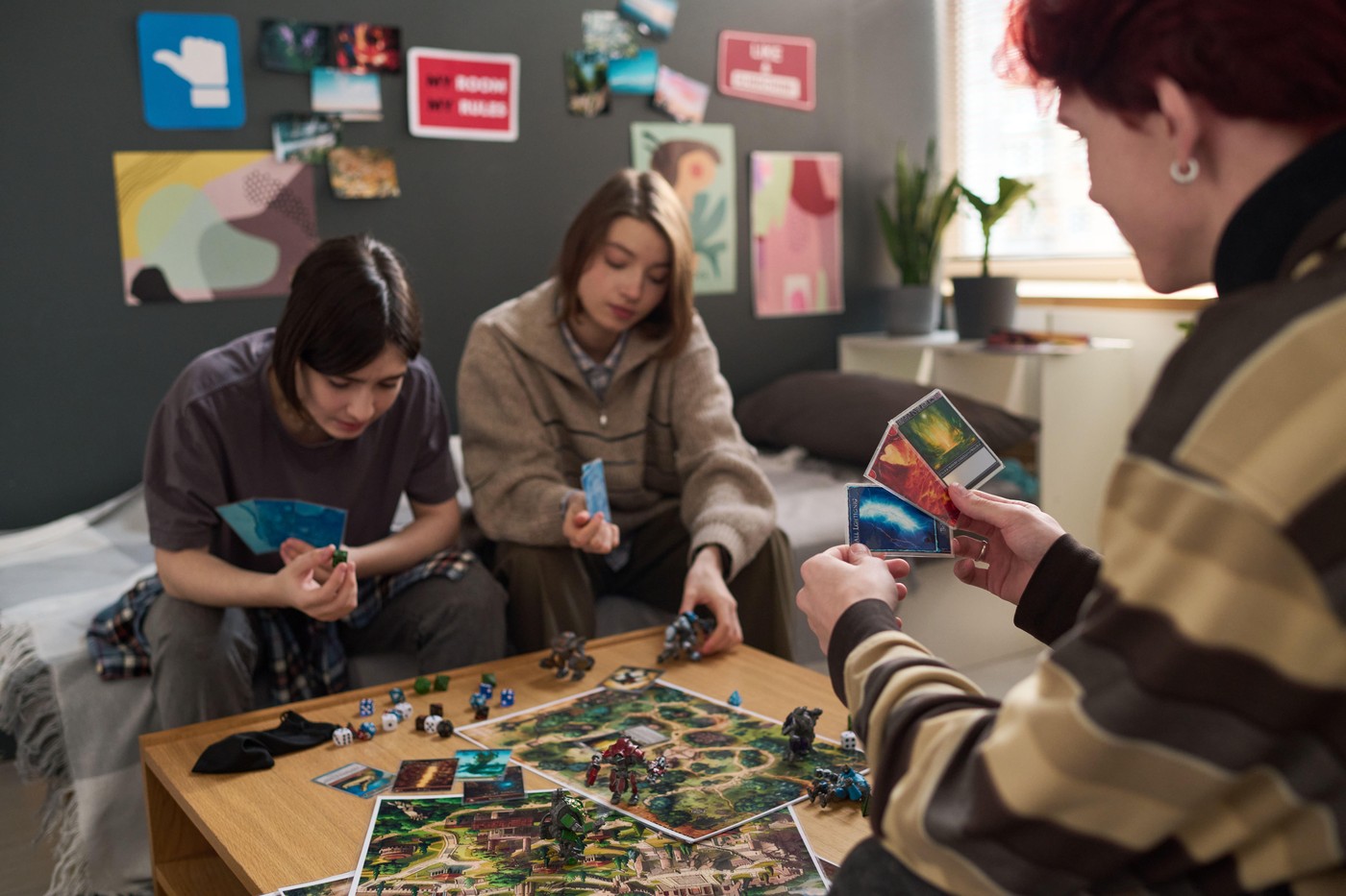 najstniki igrajo družabno igro