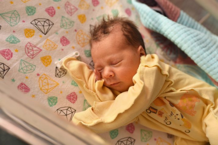 novorojenček v posteljici