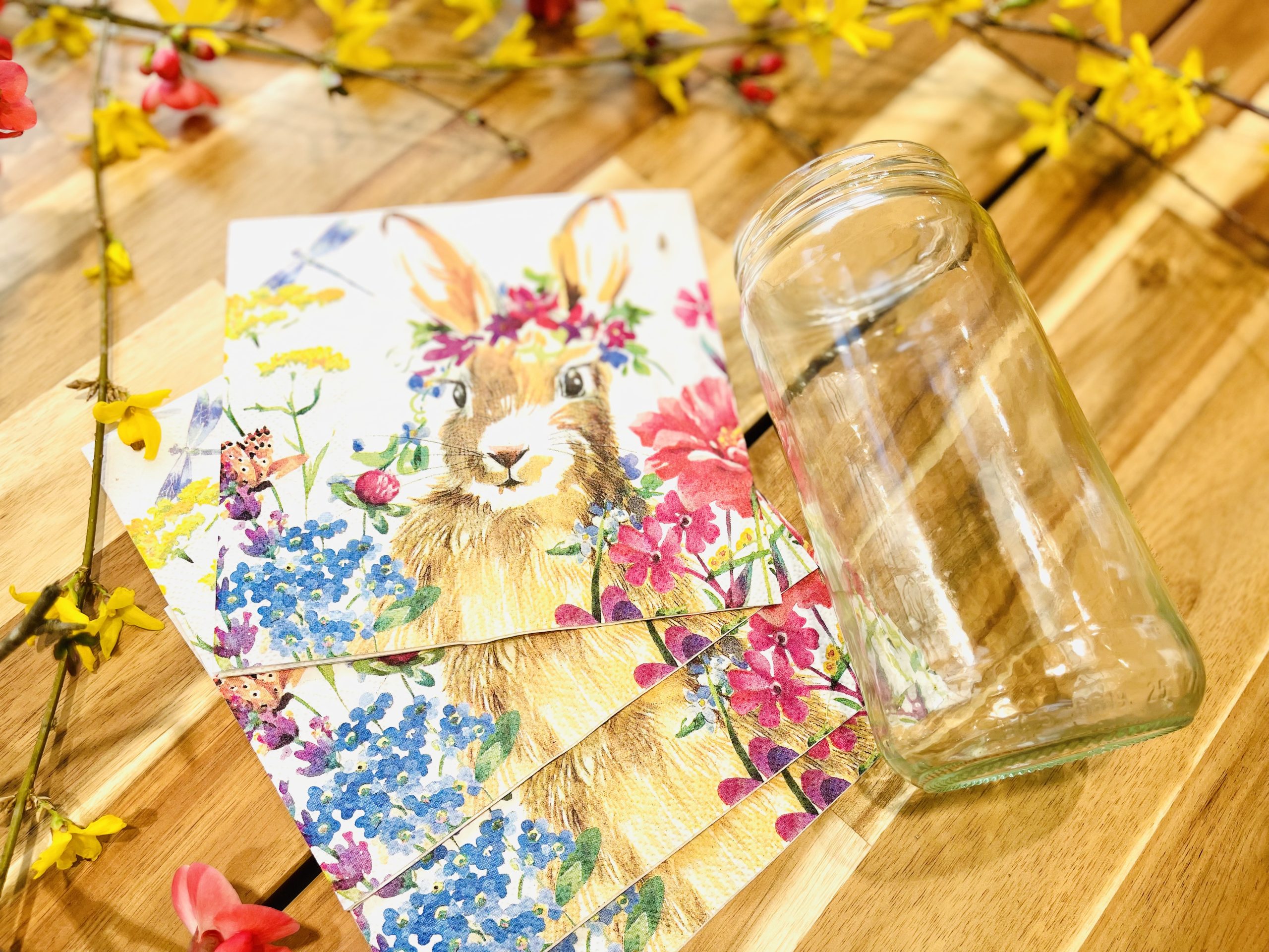 Za čudovito vazo potrebujete le steklen kozarec, lepo servietko, žlico bele moke in tri žlice vode. Foto: Mama.Over.Net