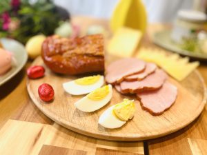 Klasične velikonočne jedi za zajtrk, kuhanim jajcem in šunki smo dodali še okusen slovenski SPAR PREMIUM Sir izpod Triglava. Foto: Mama.Over.Net