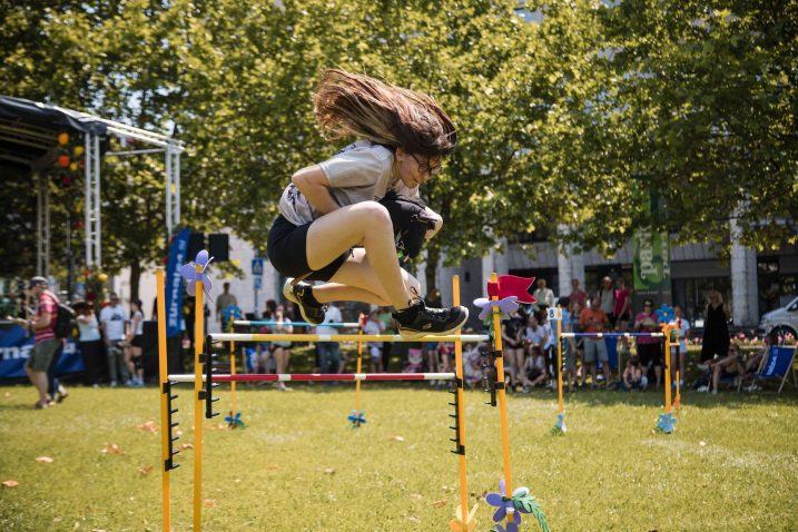 Najzahtevnejši izziv na hobbyhorsing parkurju bo predstavljalo zaporedje ovir, visokih kar 90 cm. Foto: Cimet studio