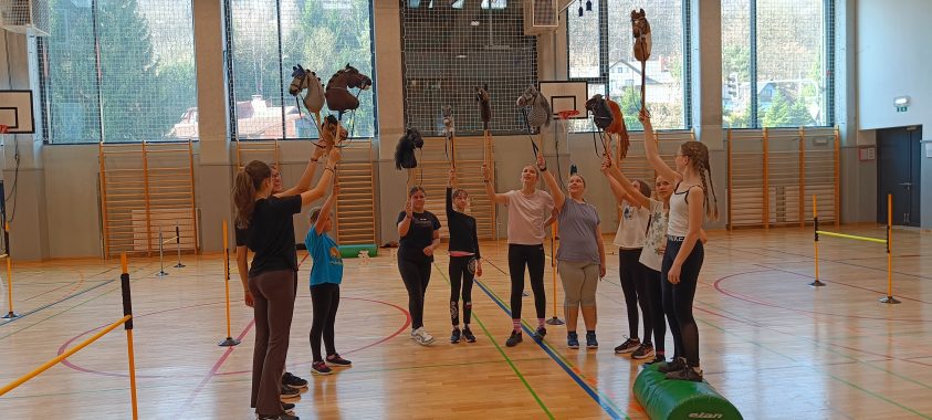 Dekleta na Rašinih športnih hobbyhorsing delavnicah spletejo močne prijateljske vezi in se z veseljem pripeljejo
v Ljubljano tudi iz bolj oddaljenih krajev kot sta Maribor in Zagreb. Foto: Arhiv Hobbyhorsing Slovenija