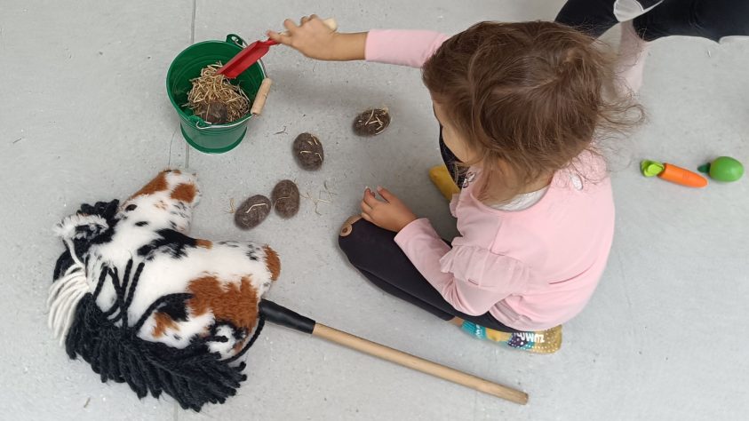 Mlajši otroci se na Rašinih delavnicah naučijo veliko o konjih na interaktiven način. Foto: Arhiv Hobbyhorsing Slovenija