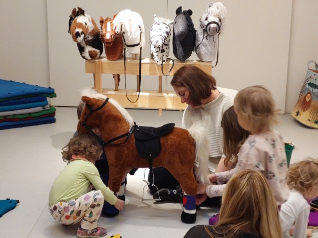 Hobbyhorsing Slovenija izvaja tudi delavnice za najmlajše, kjer se otroci s hobby horse konji na varen in zabaven
način pripravljajo na prvi stik s pravimi konji, zato je še posebno primerna za vrtce in šole. Foto: Arhiv Hobbyhorsing Slovenija
