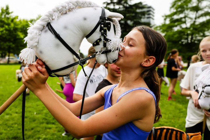 Iskrena vez, ujeta v trenutek – prav to dela hobbyhorsing tako očarljiv. Foto: Saša Despot