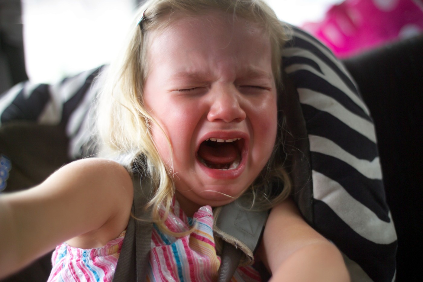 deklica krčevito joka v otroškem sedežu