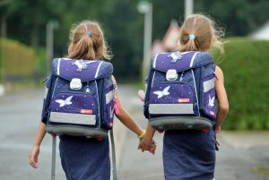 deklici s šolsko torbo na prvi šolski dan