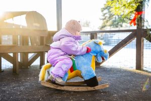 Deklica na igralih. Foto: Profimedia