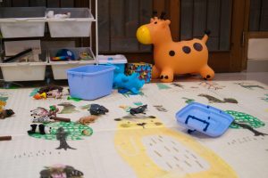 igrače na tleh v otroški sobi