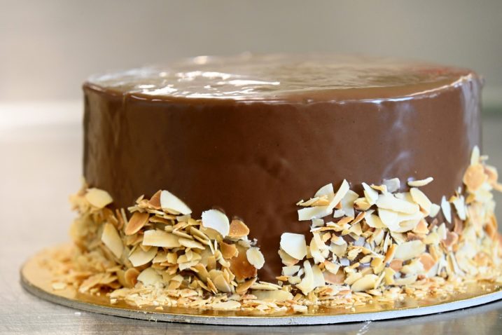 čokoladna torta okrašena z mandlji na podstavku