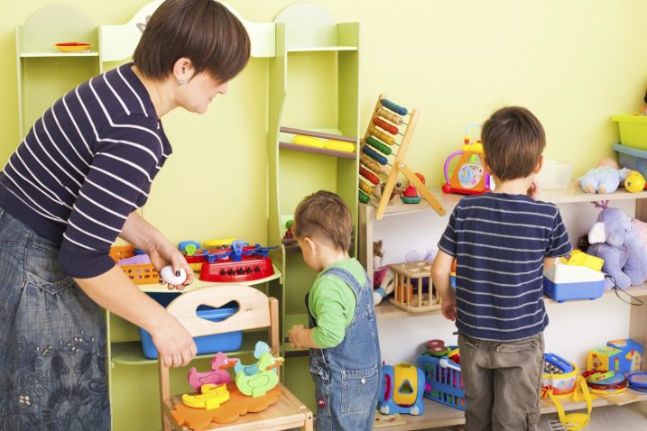 mama in otroka pospravljajo igrače
