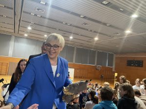 Predsednica se med otroki dobro počuti. Šole obiskuje tudi v sklopu projekta Od Alje do Žana