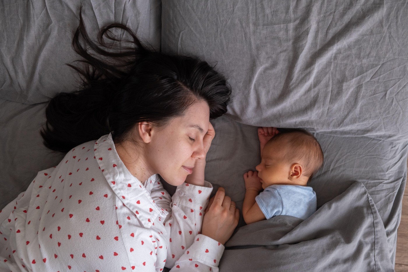 mama in otrok spita v isti postelji