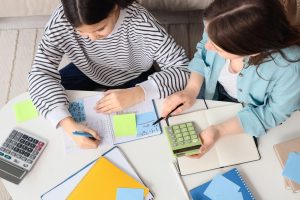 inštruktorica inštruira najstnico matematiko