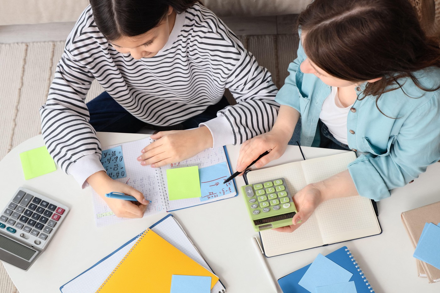 inštruktorica inštruira najstnico matematiko